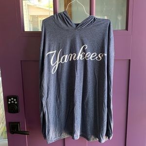 Mens extra large Yankees Maatch-up long sleeve shirt with a hood